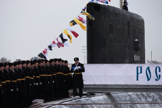 Церемония подъема Военно-морского флага на борту подводной лодки "Ростов-на-Дону"
