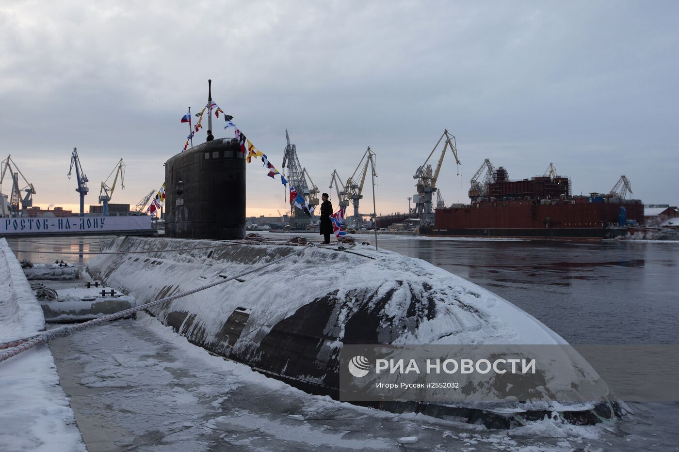 Церемония подъема Военно-морского флага на борту подводной лодки "Ростов-на-Дону"