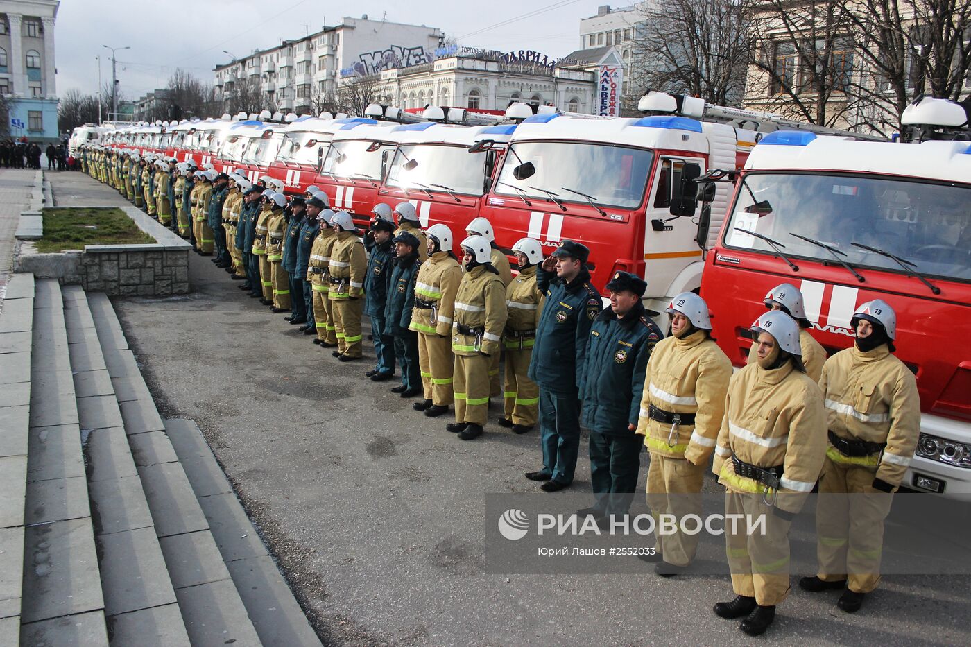 Глава МЧС РФ В.Пучков передал новую технику крымским спасателям