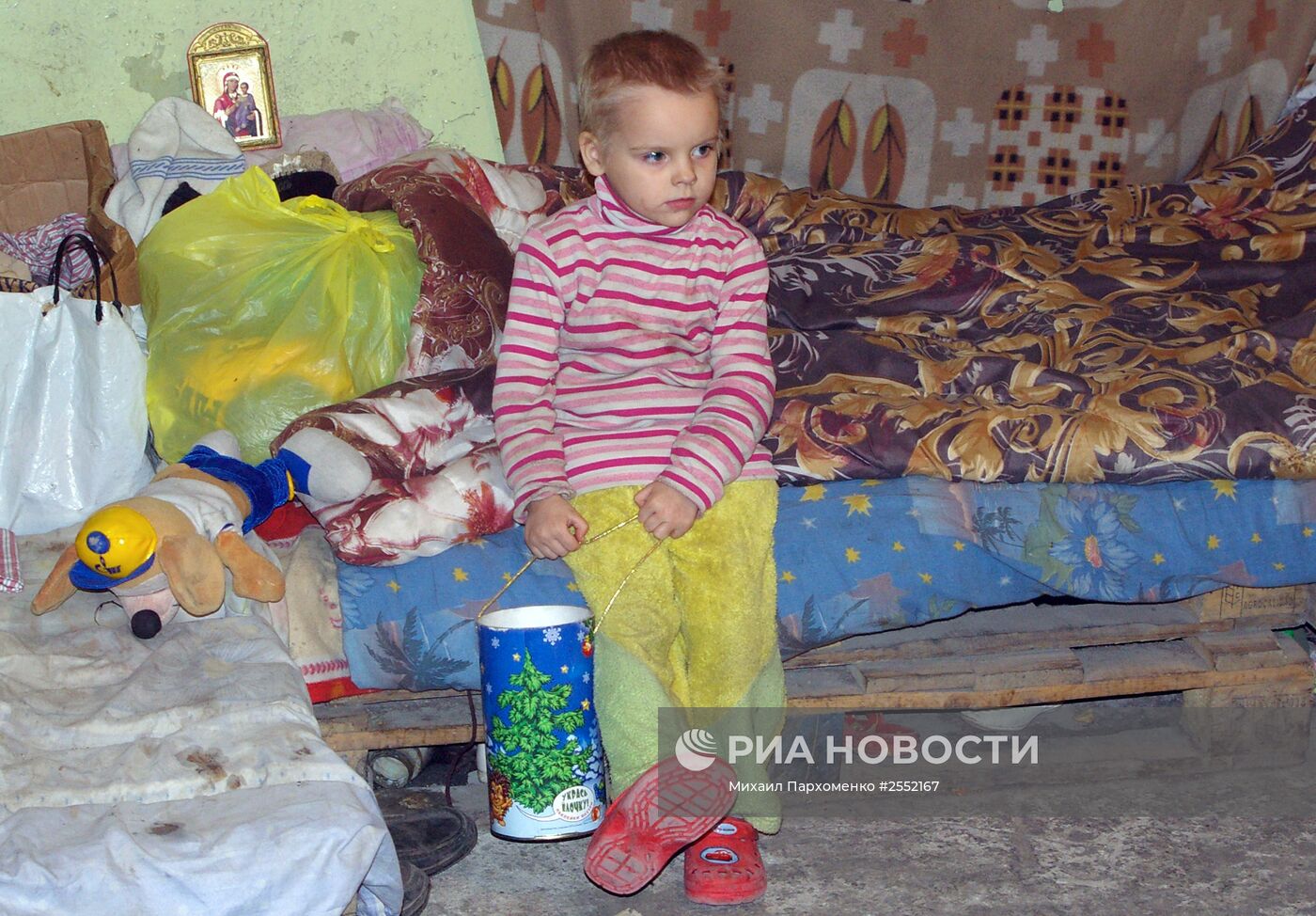 Жители Донецка, потерявшие свое жилье, готовятся встретить Новый год в бомбоубежище
