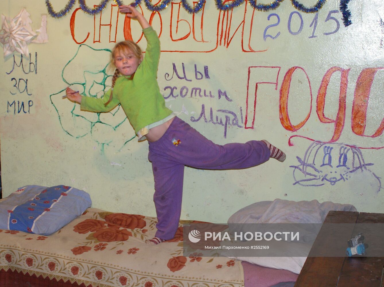 Жители Донецка, потерявшие свое жилье, готовятся встретить Новый год в бомбоубежище