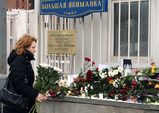К посольству Франции в Москве несут цветы и свечи