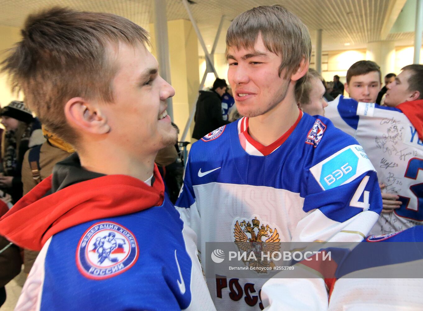 Молодежная сборная России по хоккею, завоевавшая серебро чемпионата мира 2015 года, вернулась в Москву