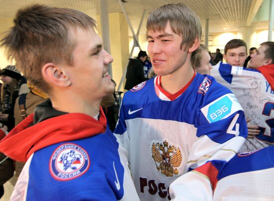 Молодежная сборная России по хоккею, завоевавшая серебро чемпионата мира 2015 года, вернулась в Москву