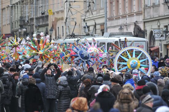 Шествие в рамках фестиваля "Сияние рождественской звезды" на улицах Львова