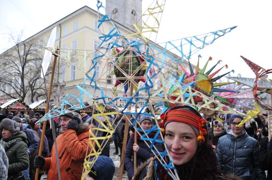 Шествие в рамках фестиваля "Сияние рождественской звезды" на улицах Львова