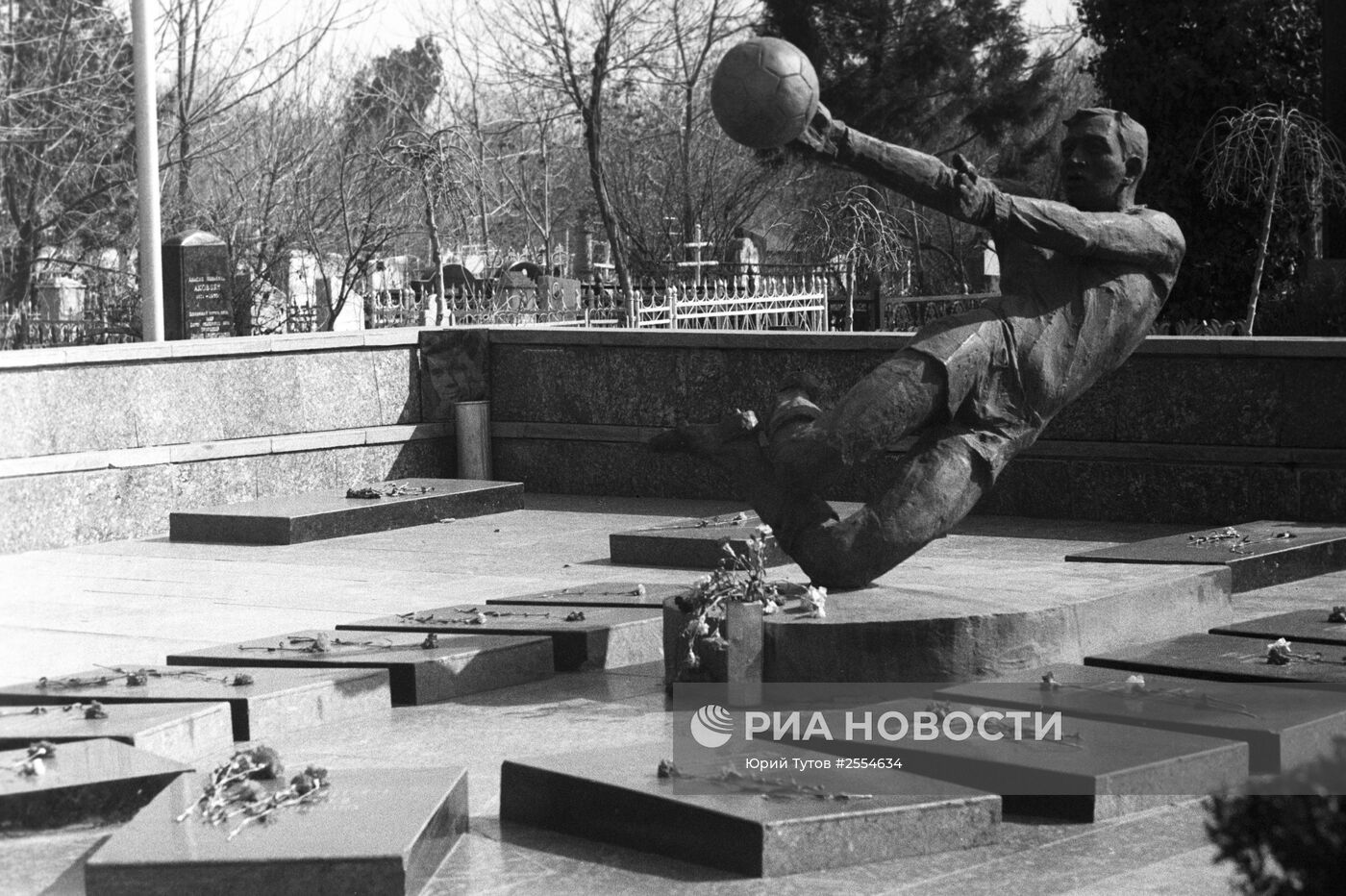 Памятник игрокам Пахтакора в Ташкенте