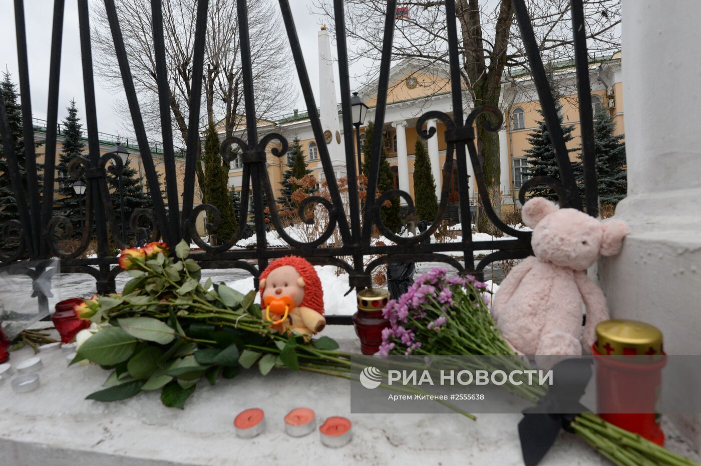 Цветы и свечи у посольства Армении в Москве в связи с трагедией в Гюмри