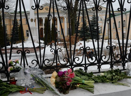 Цветы и свечи у посольства Армении в Москве в связи с трагедией в Гюмри