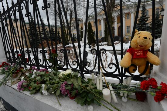 Цветы и свечи у посольства Армении в Москве в связи с трагедией в Гюмри