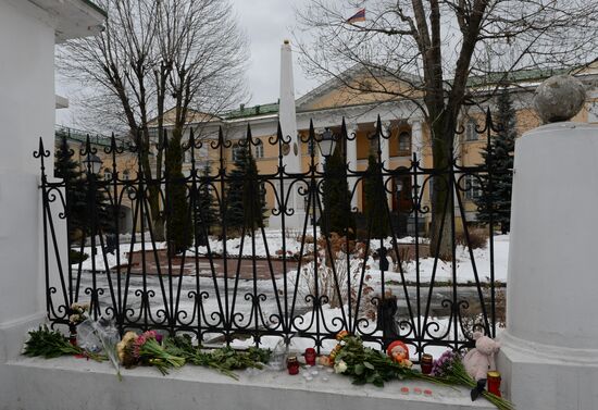 Цветы и свечи у посольства Армении в Москве в связи с трагедией в Гюмри