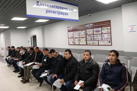 Выдача первых патентов в Едином миграционном центре Московской области