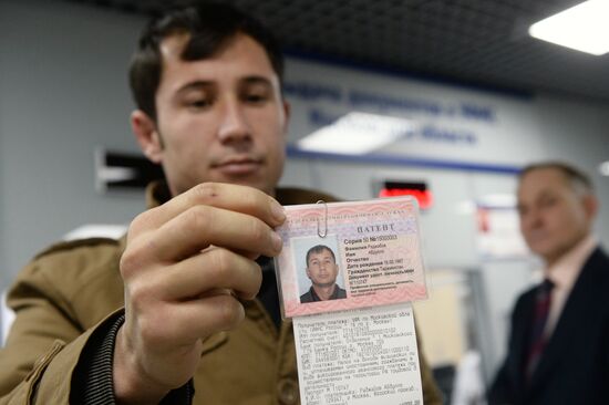 Выдача первых патентов в Едином миграционном центре Московской области