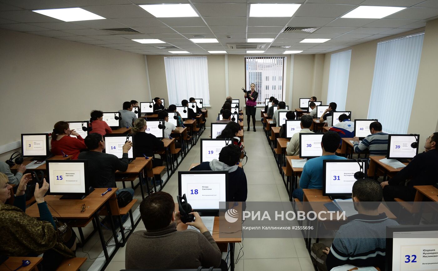 Выдача первых патентов в Едином миграционном центре Московской области