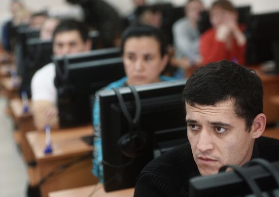 Выдача первых патентов в Едином миграционном центре Московской области