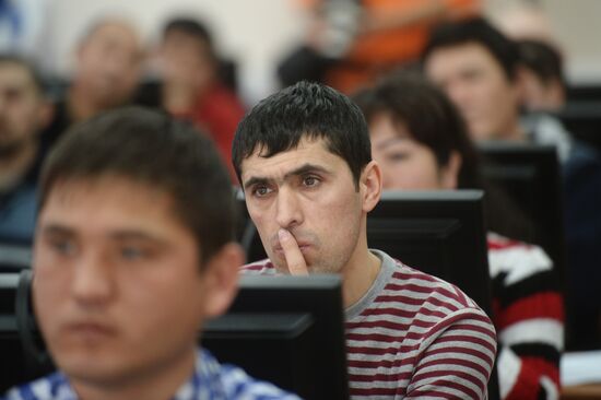 Выдача первых патентов в Едином миграционном центре Московской области