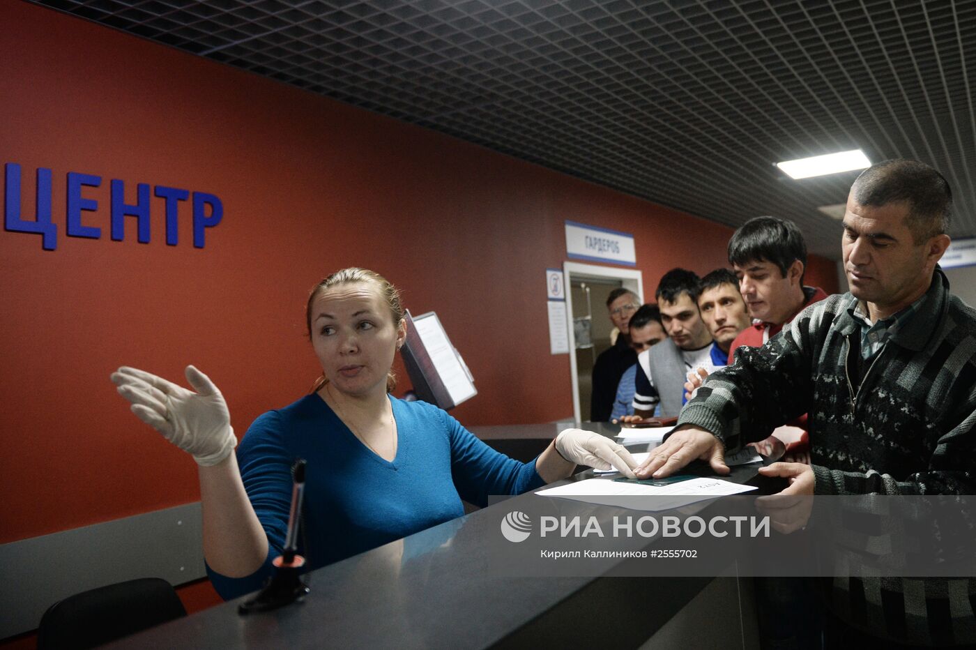 Выдача первых патентов в Едином миграционном центре Московской области