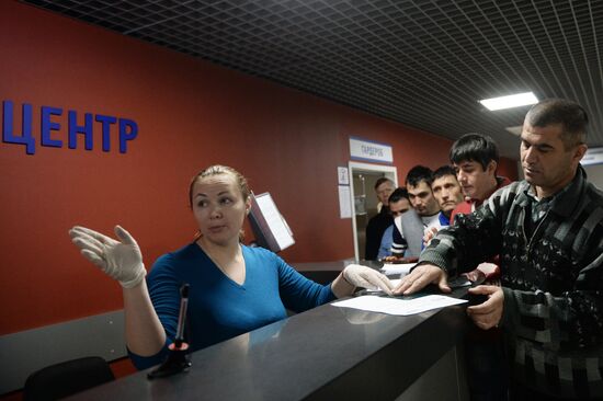 Выдача первых патентов в Едином миграционном центре Московской области