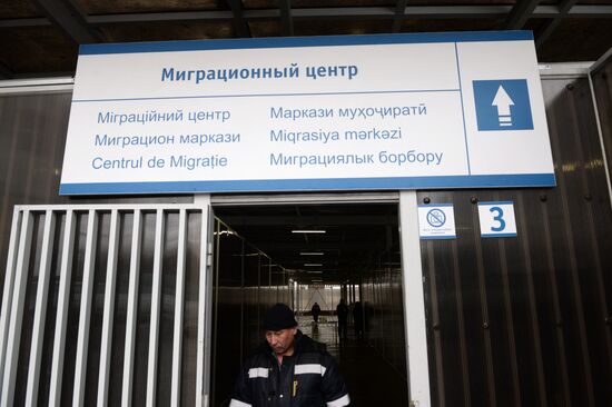 Выдача первых патентов в Едином миграционном центре Московской области