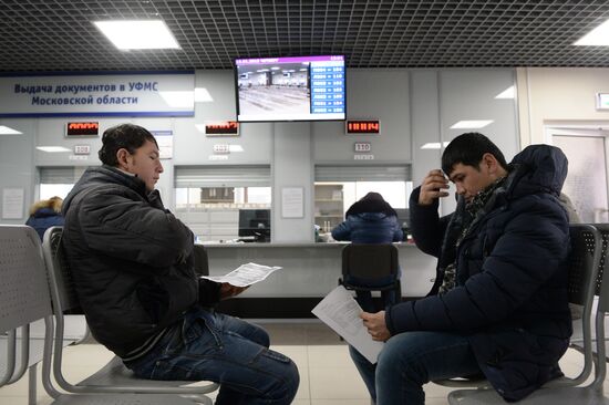 Выдача первых патентов в Едином миграционном центре Московской области
