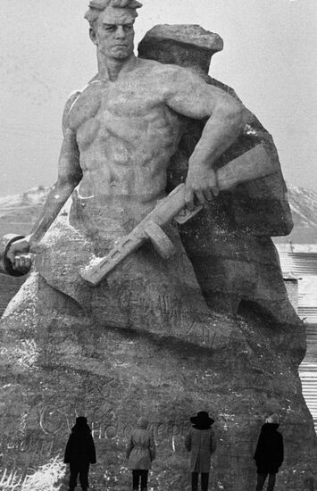 Скульптура "Стоять насмерть"