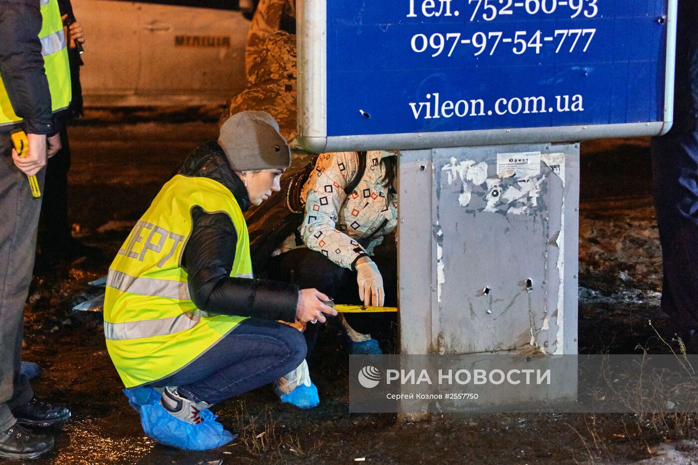 Последствия взрыва у здания Московского районного суда в Харькове
