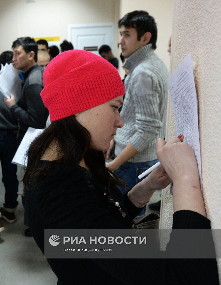 Сдача экзаменов в центре тестирования мигрантов