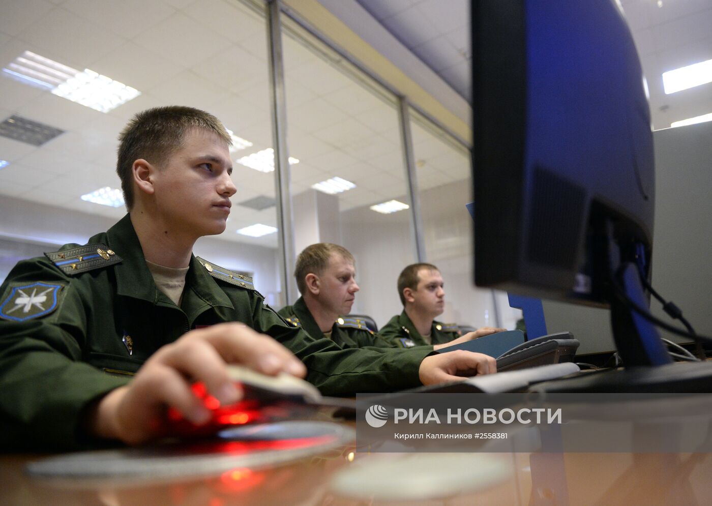 Несение боевого дежурства офицерами командного пункта станции "Дон-2Н"