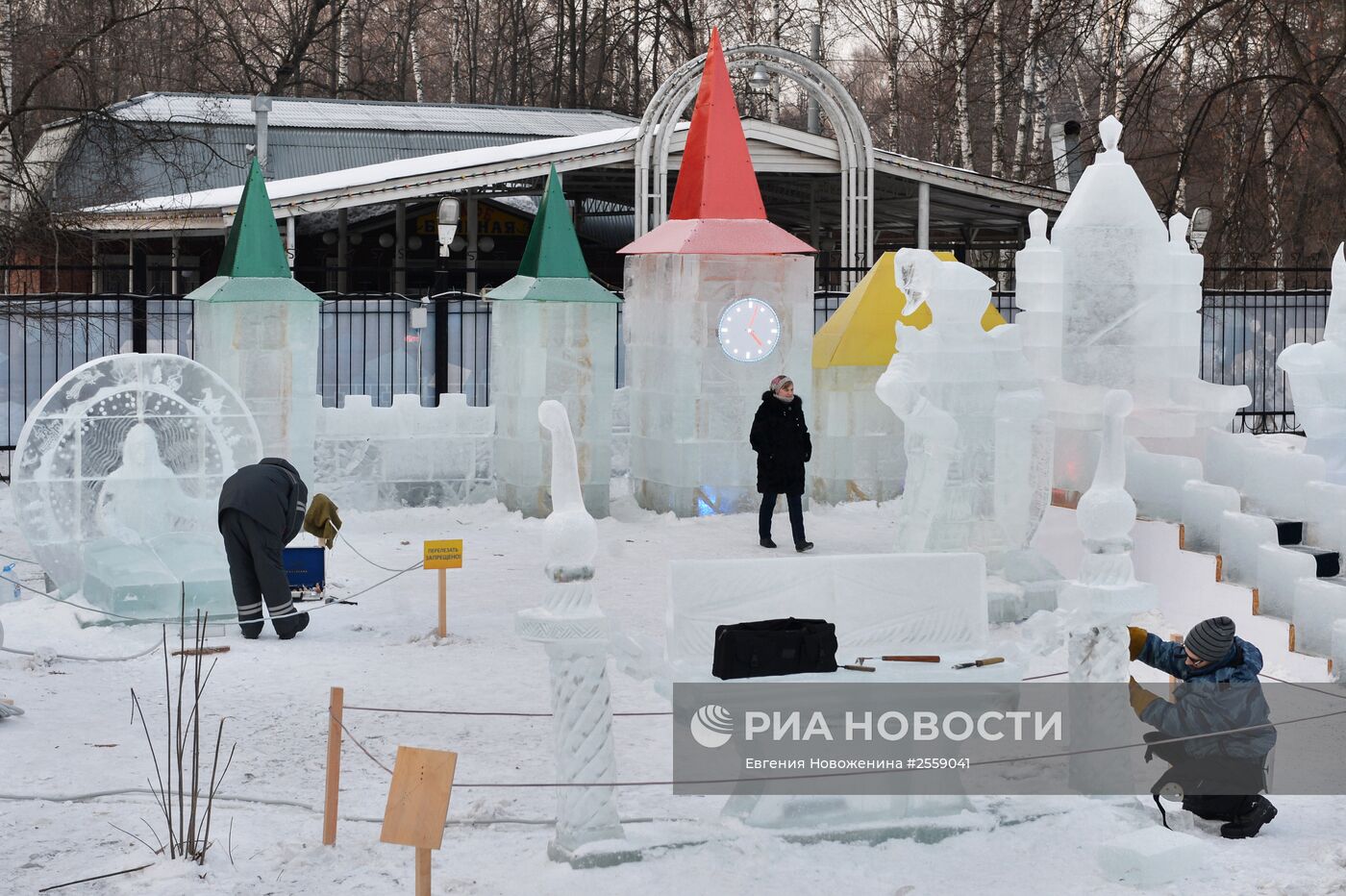 Ледяные скульптуры в парке Сокольники