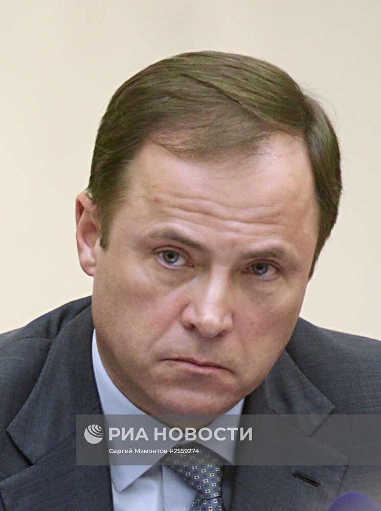 Вице-премьер РФ Д.Рогозин представил коллективу Роскосмоса нового главу И.Комарова