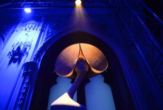 Выставка ирландского дизайнера Высокой Моды Филипа Трейси "Шляпы в 21 веке"