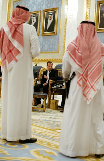 Премьер-министр РФ Дмитрий Медведев принял участие в траурной церемонии в связи с кончиной короля Саудовской Аравии