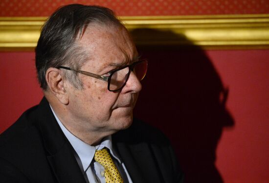 Репетиция комедии "Та еще семейка" режиссера Кшиштофа Занусси