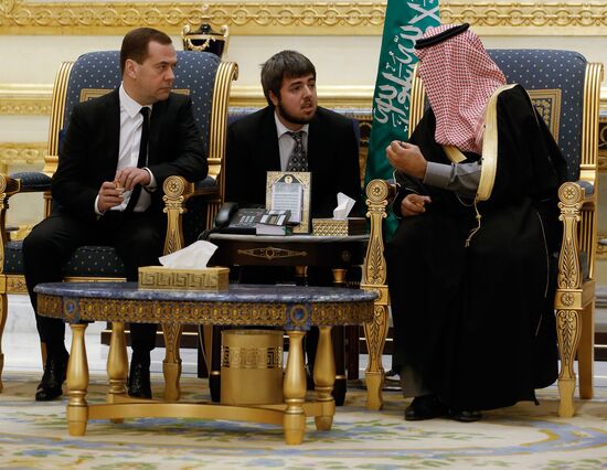 Премьер-министр РФ Дмитрий Медведев принял участие в траурной церемонии в связи с кончиной короля Саудовской Аравии