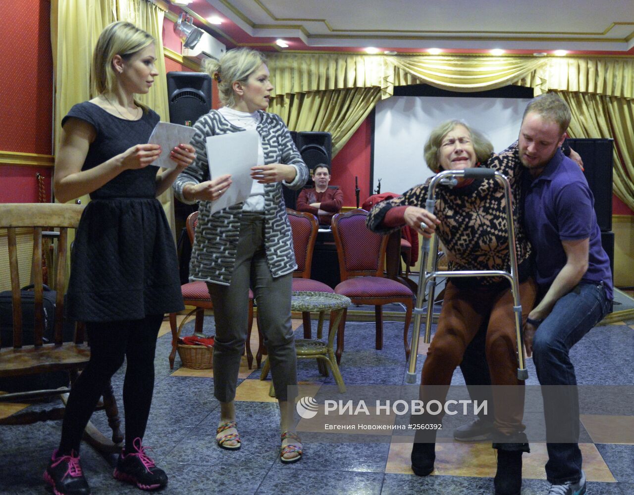 Репетиция
комедии "Та еще семейка" режиссера
Кшиштофа Занусси