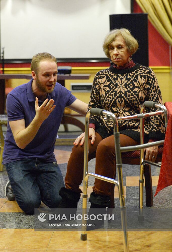 Репетиция
комедии "Та еще семейка" режиссера
Кшиштофа Занусси