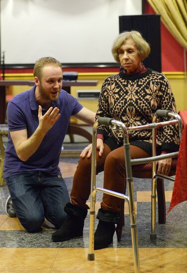 Репетиция
комедии "Та еще семейка" режиссера
Кшиштофа Занусси