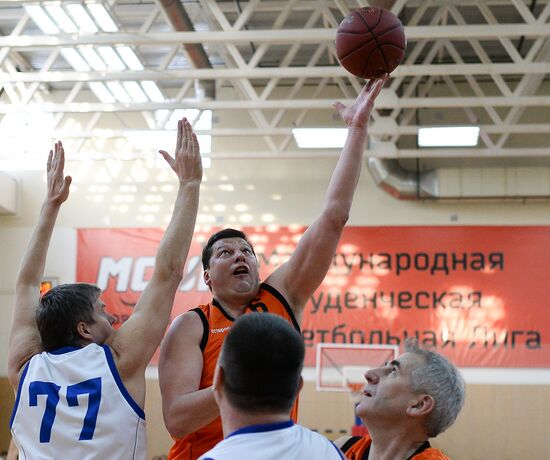 Баскетбольный матч между выпускниками и студентами МГУ