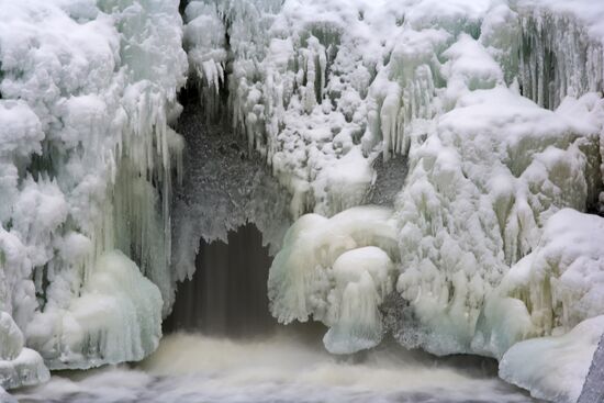 Водопад Кивач на территории государственного заповедника в Карелии