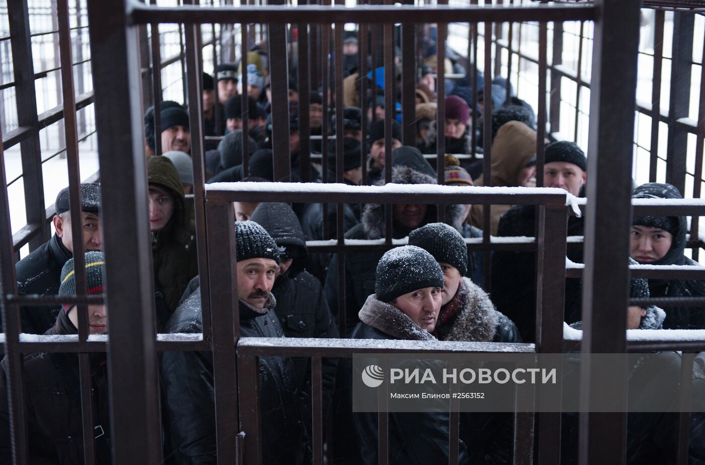 Очередь мигрантов у отделения УФМС по Москве