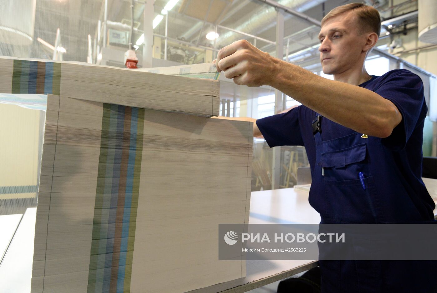 Печать денежных купюр на фабрике ФГУП "Гознак" в Перми