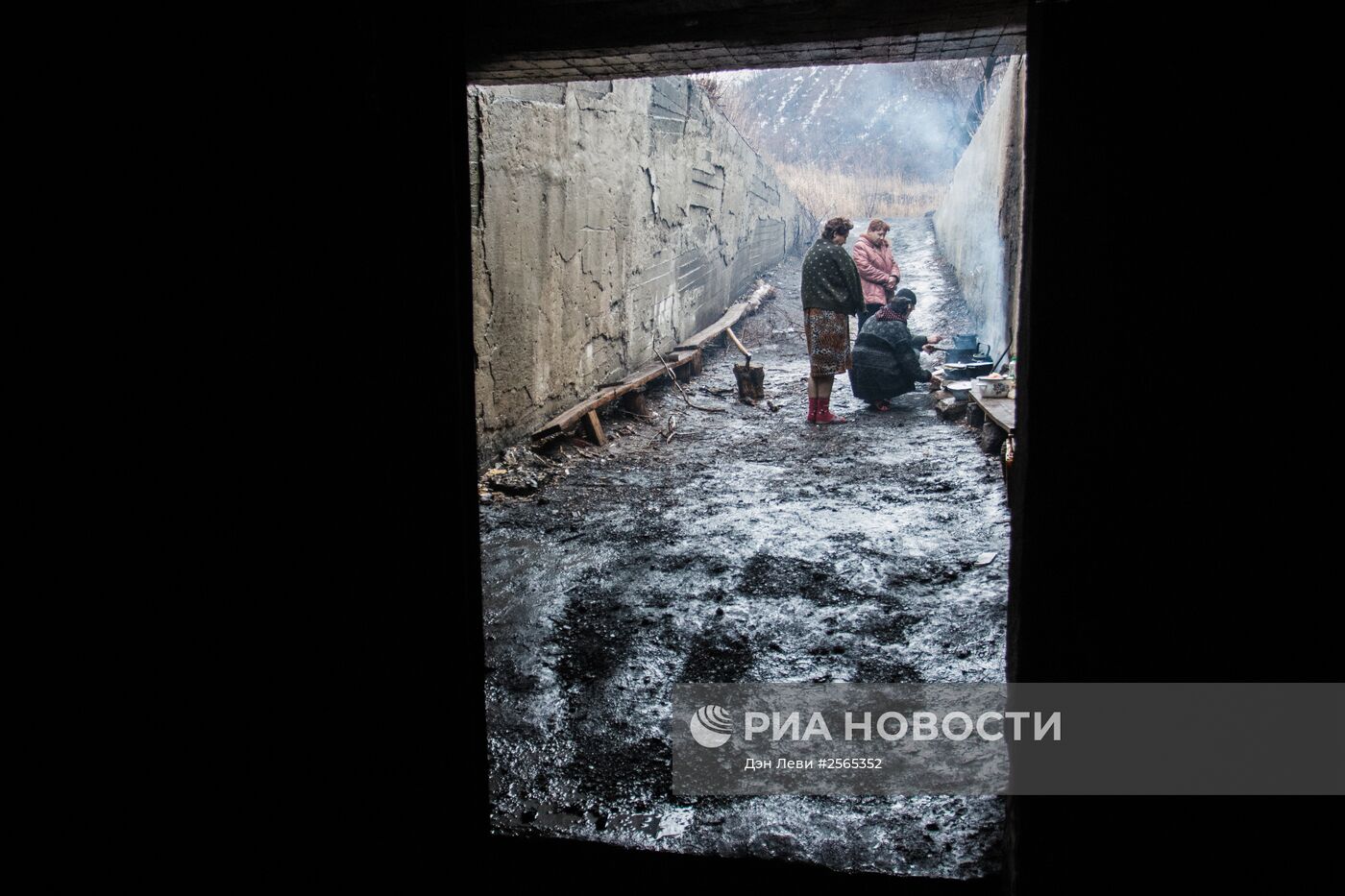 Жители поселка Марьинка Донецкой области в бомбоубежище