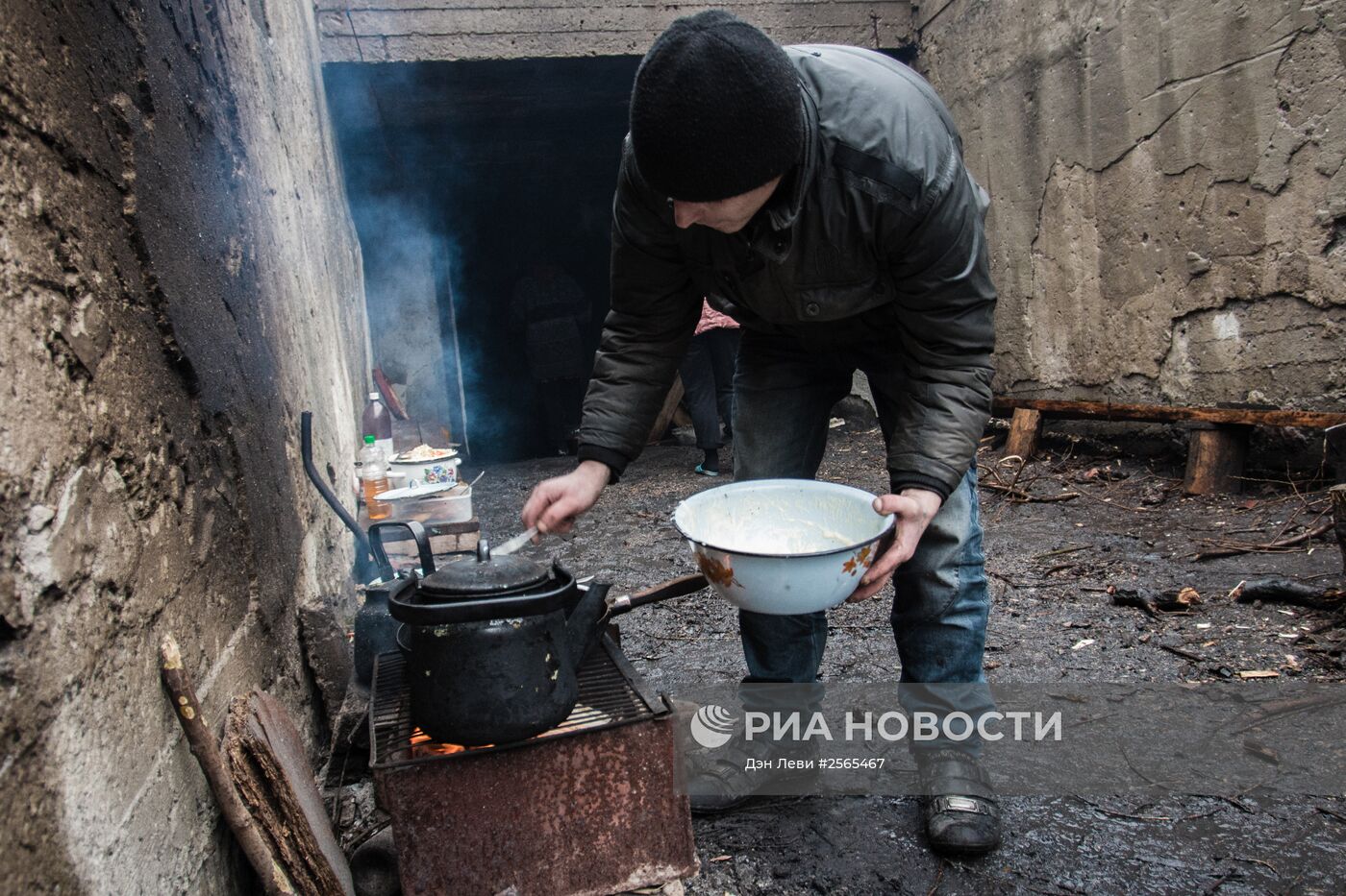 Жители поселка Марьинка Донецкой области в бомбоубежище