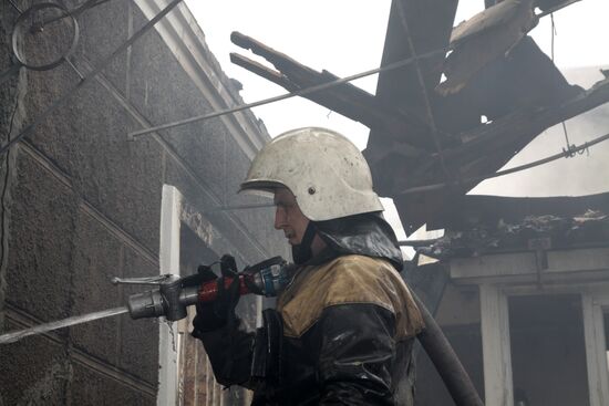 Последствия обстрела в Куйбышевском районе Донецка