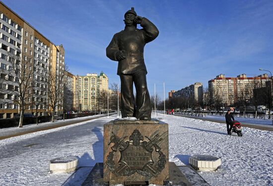 Памятники людям разных профессий в Санкт-Петербурге