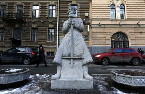 Памятники людям разных профессий в Санкт-Петербурге