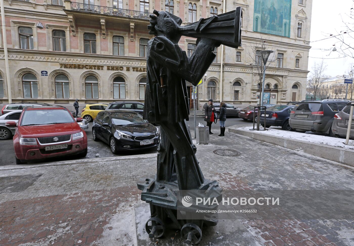 Памятники людям разных профессий в Санкт-Петербурге
