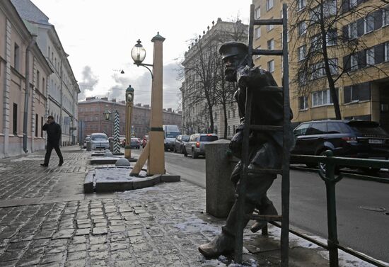 Памятники людям разных профессий в Санкт-Петербурге