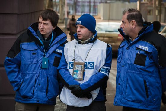 Глава ДНР А.Захарченко передал родителям украинского солдата