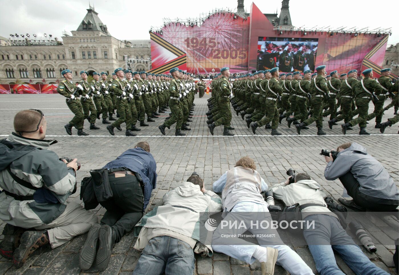 Фотокорреспонденты во время парада на Красной площади